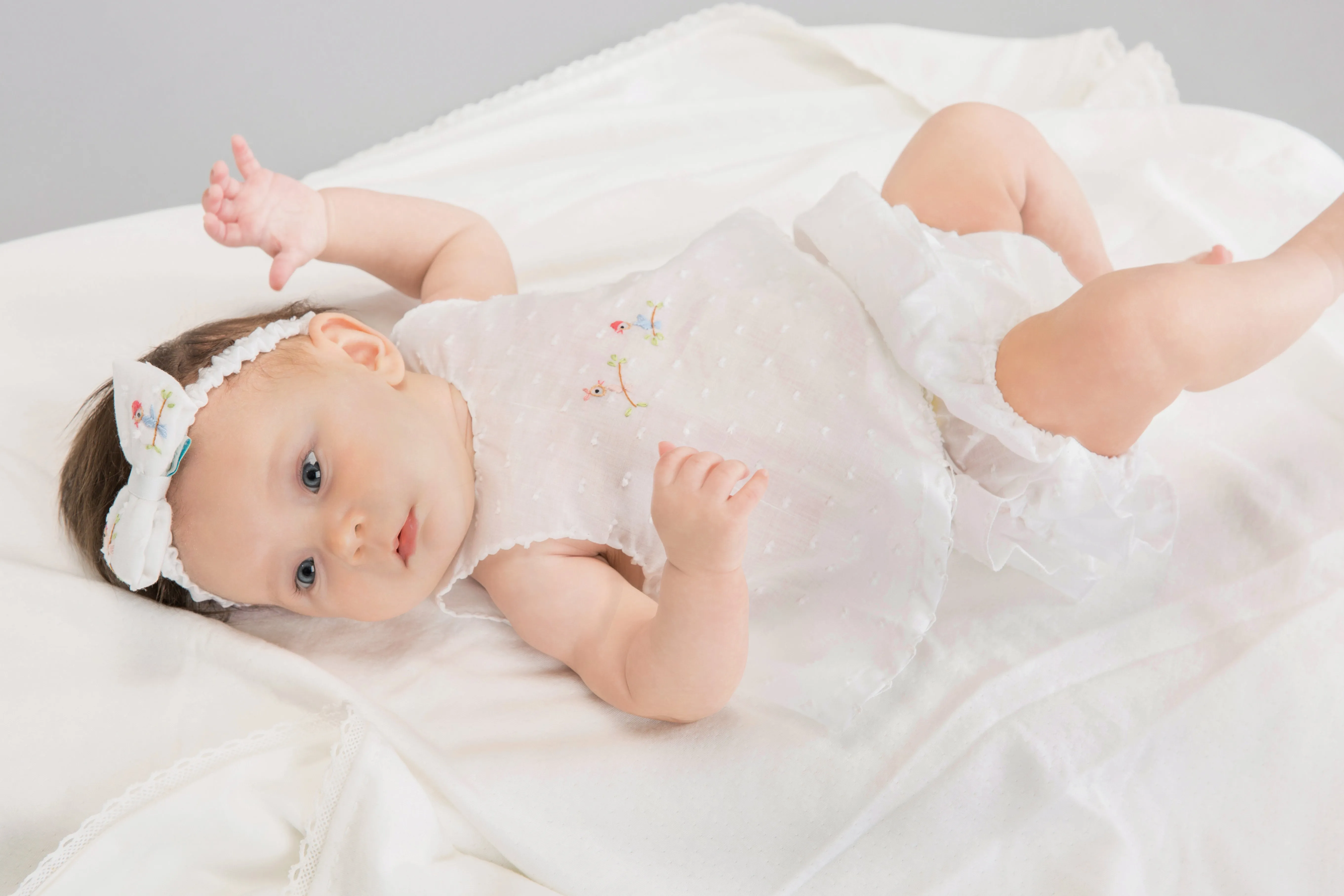Parrot Buddies Top & Ruffle Bottom, White