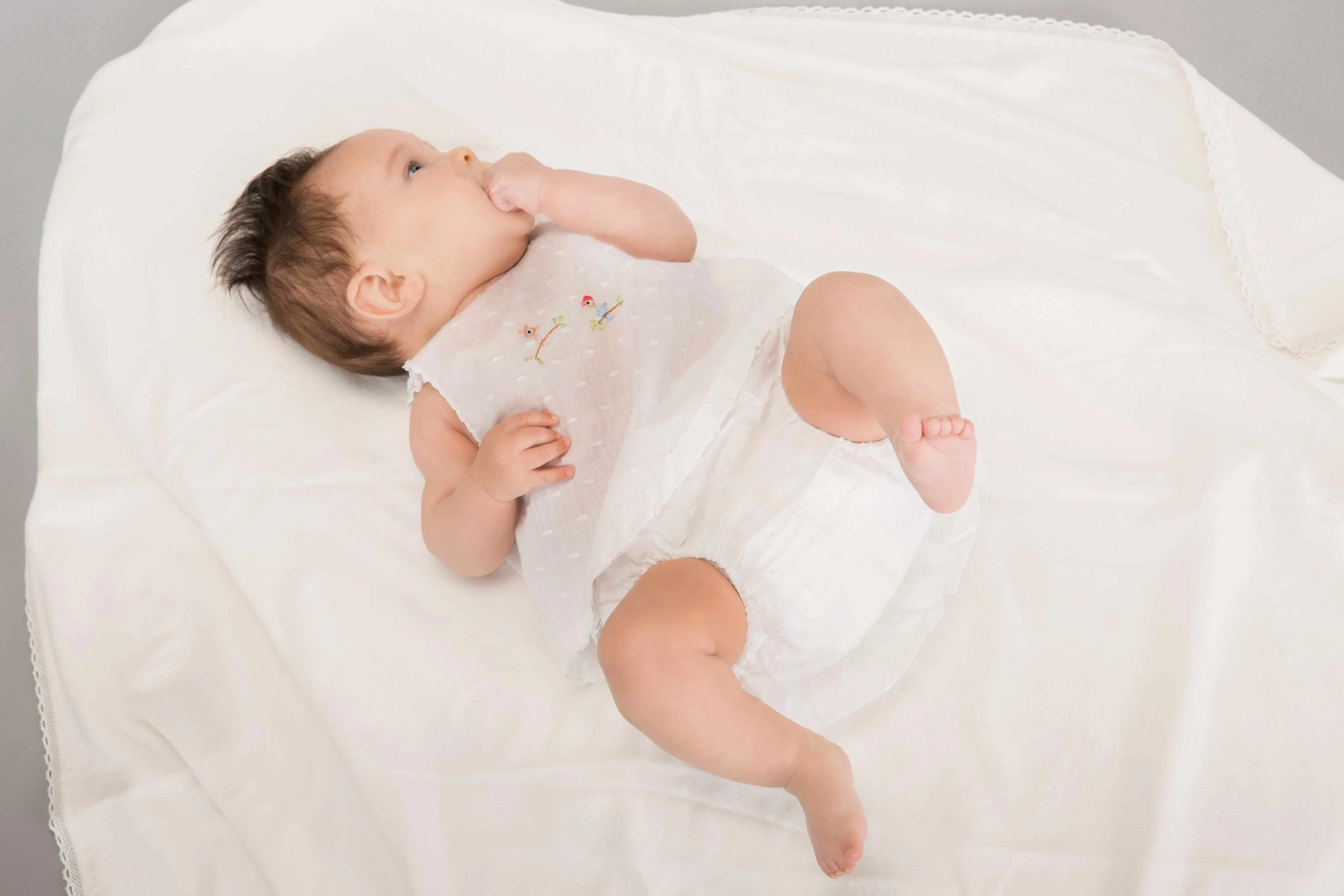 Parrot Buddies Top & Ruffle Bottom, White